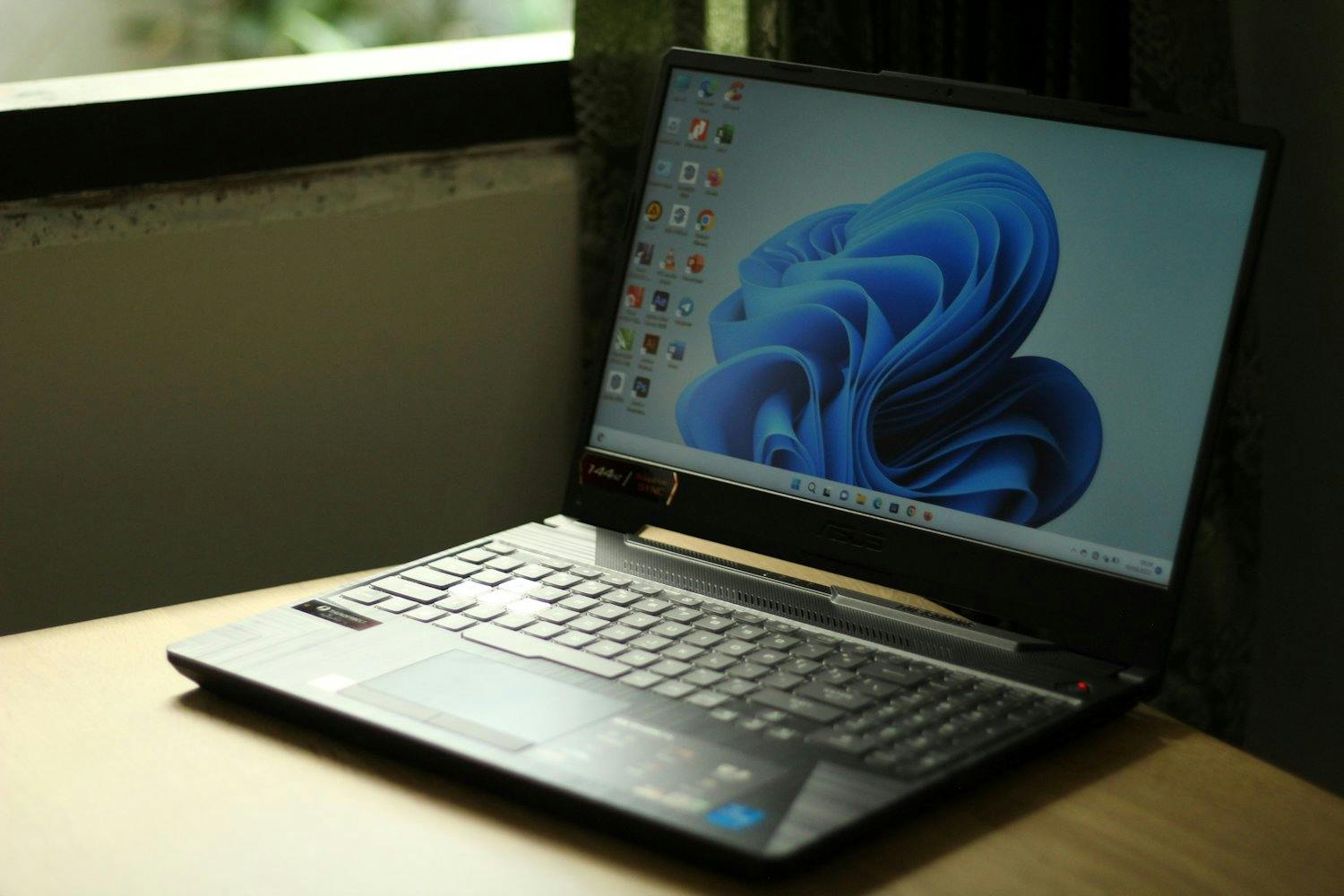 Older Windows 11 laptop Voit huokaista helpotuksesta, jos tietokoneesi ei ole uusin tai huippuluokkaa, mutta siihen on silti asennettu Windows 11. Microsoft ei aio asettaa uusia ja tiukempia vaatimuksia koneen prosessorille.